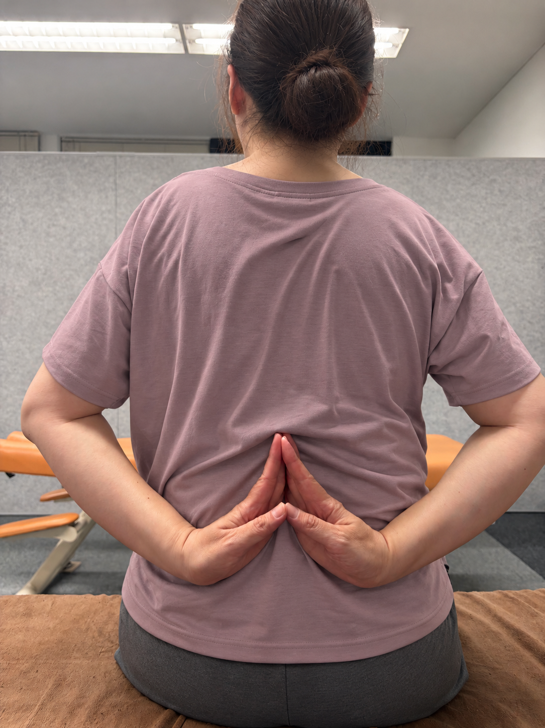背中で手を合わせる動作の比較:施術後