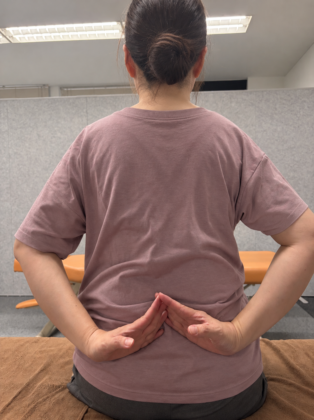 背中で手を合わせる動作の比較:施術前
