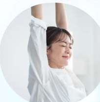 伸びをする女性