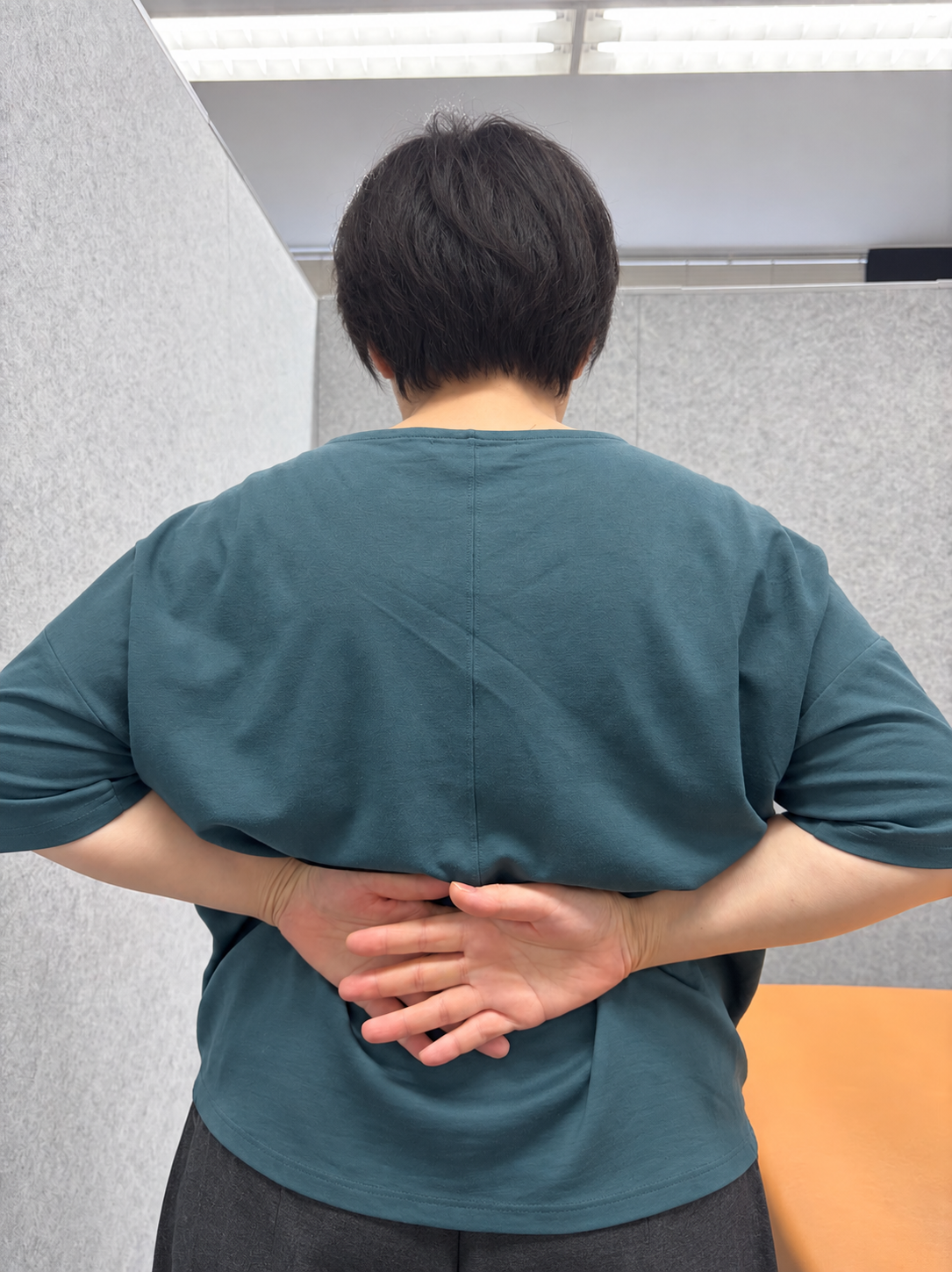 背中で手を重ねる動作の比較:施術後