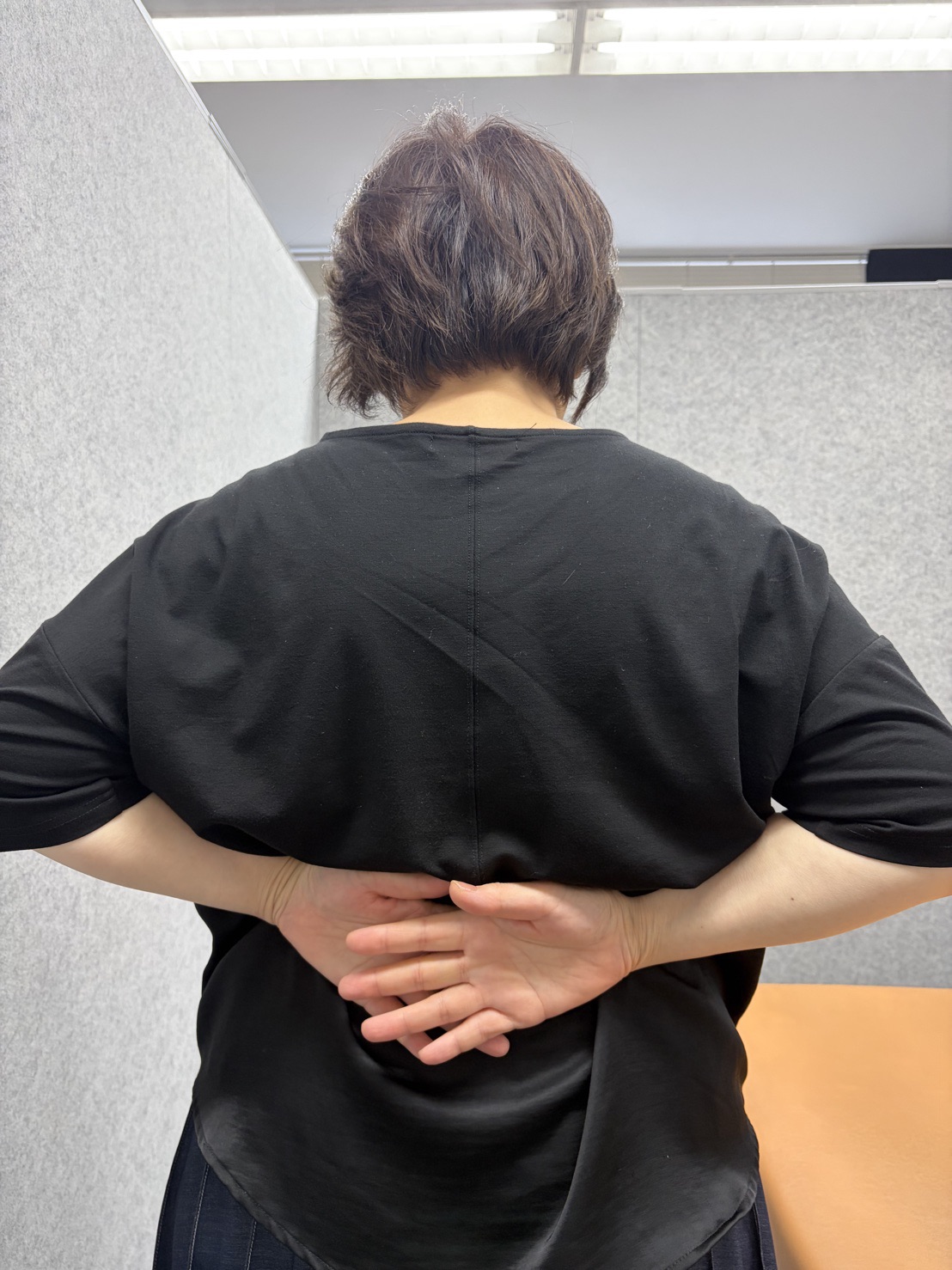 背中で手を重ねる動作の比較:施術後