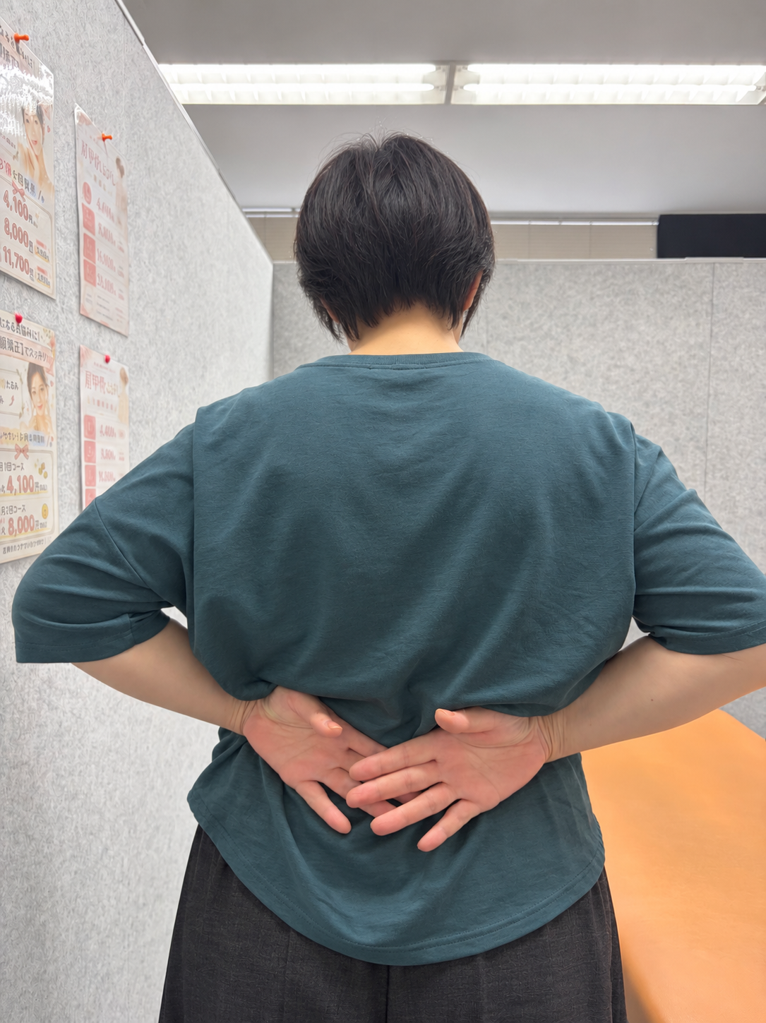 背中で手を重ねる動作の比較:施術前