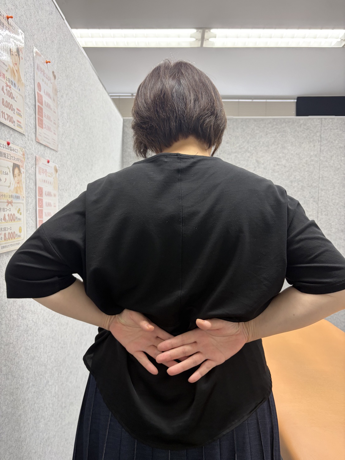 背中で手を重ねる動作の比較:施術前